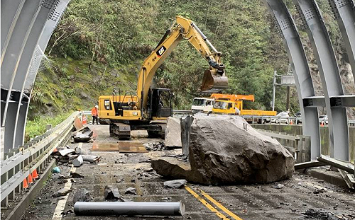 2巨石砸斷中橫便道 工程單位力拚228連假前通行小型車