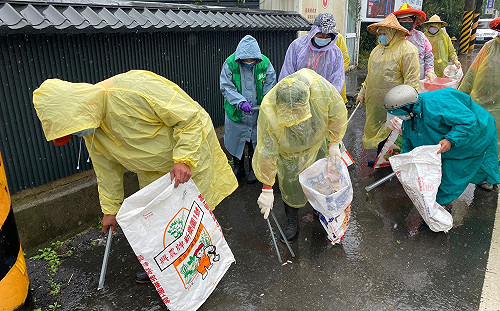 （影）無懼霸王寒流 嘉縣番路鄉環保志工隊淒風苦雨中執勤