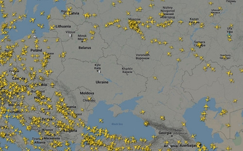 空出好大一塊 天上一架班機都沒有! 航班雷達顯示 飛機紛紛避開烏克蘭戰區