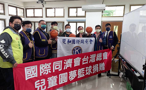 新北議員張志豪引社會資源捐贈籃球  鼓勵學童運動