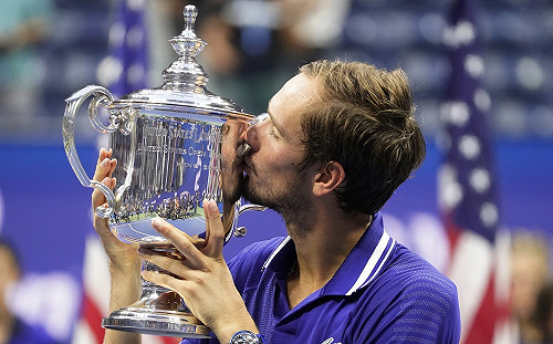 Medvedev打破四巨頭壟斷　首登球王