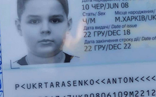 俄軍轟炸讓孩童喪命 烏克蘭官員向全球展示：普丁！你這個殺人犯