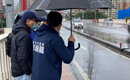 華中橋逢雨必淹  新北議員金瑞龍會勘改善機車道積水問題