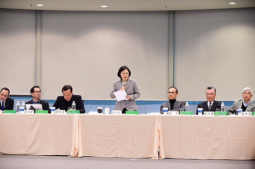 業者座談會 蔡英文：電動車產業組隊進軍海外