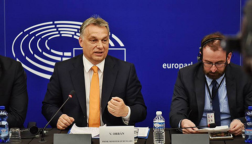 抗議教改集權 數百匈牙利教師築人牆罷工