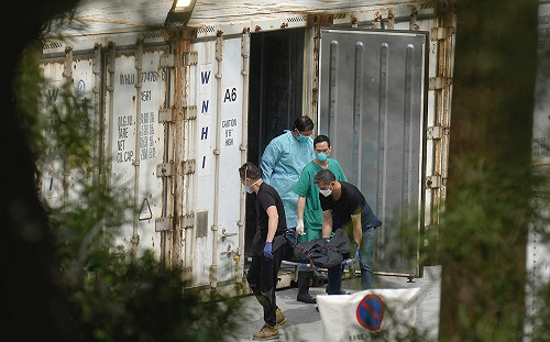 「屍體多到醫院放不下」 疫情死亡率創新高  港府用「冷藏貨櫃」儲存