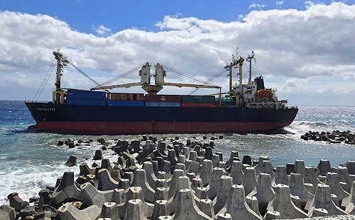 外籍貨輪擱淺富岡漁港外海！航港局：無油污外洩