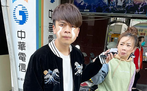 蔡阿嘎被二伯逼換「10多年門號」一臉哀怨！網笑：不會有人打來啦