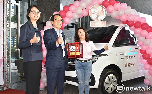 企業捐贈2輛復康巴士 滿足高雄身障朋友行的需求