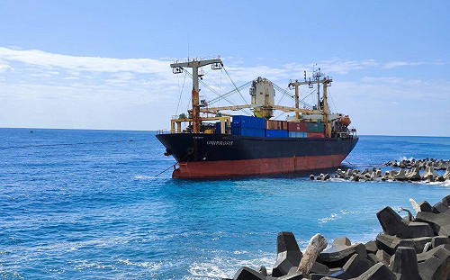 二度施救都失敗！貝里斯籍貨輪仍擱淺台東外海