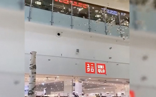 鈔票如漫天雪花！俄男賣場狂撒貶值「盧布」 路人經過不屑折腰