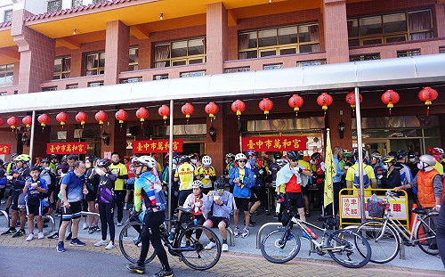 萬眾騎BIKE騎遍台中6宮廟 萬和宮美食受稱讚