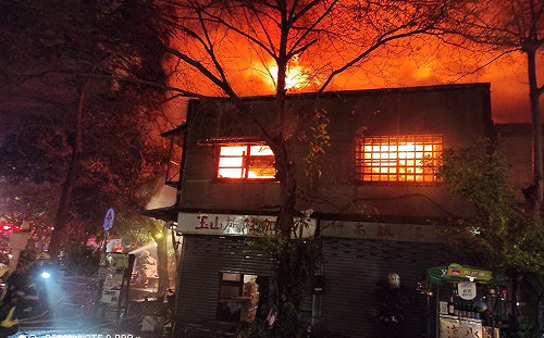 嘉義市北門商圈暗夜惡火 玉山旅社燒毀
