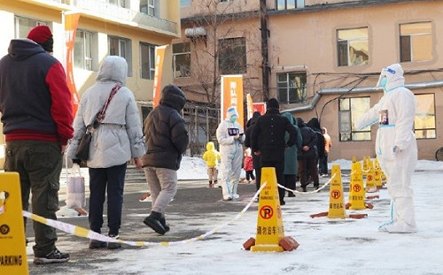 國際供應鏈堵在這裏 貨車司機排隊長達十小時