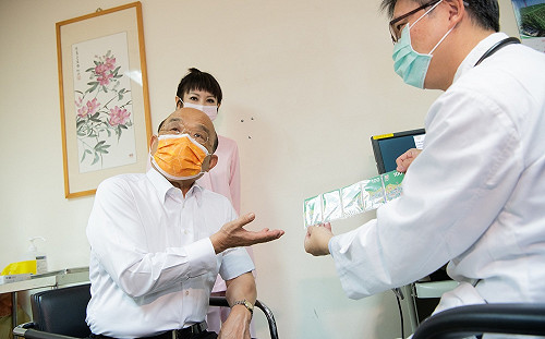 蘇貞昌接種第三劑高端血壓差點卡關 棄領長者獎勵
