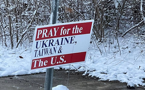 冰天雪地中赫見為台烏祈禱立牌 蕭美琴暖心分享