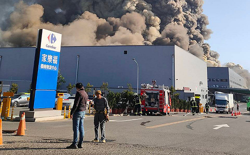 家樂福倉儲仍悶燒！桃竹下午突發國家級警報：楊梅空品紫爆