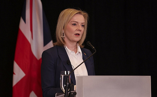 議員已嗅到血腥味！提富人減稅遭砲轟急撤回 特拉斯支持率大跌恐遭逼宮