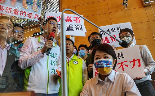 教保員用斷腳道具恐嚇小孩 綠營轟：台中已成虐童之都！