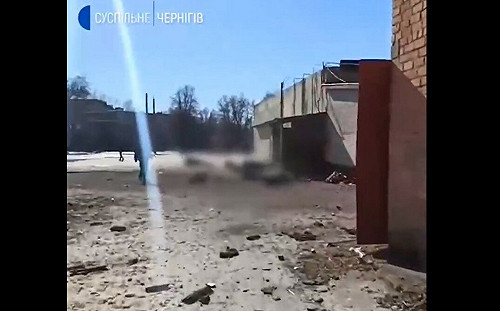 (影)俄軍持續殘殺無辜百姓！烏克蘭平民排隊領麵包遭攻擊 10人慘死