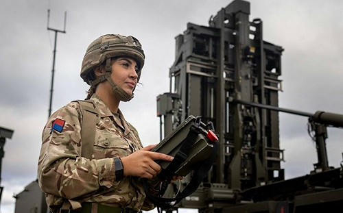 雙刀出鞘！英在波蘭部署天刀飛彈防禦系統 美援烏克蘭彈簧刀無人機