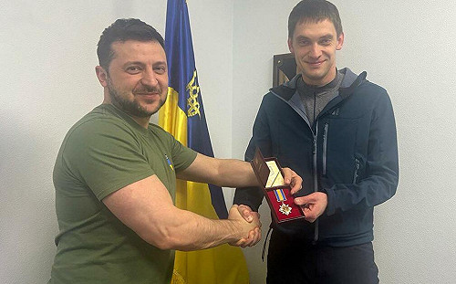 澤連斯基與被綁架市長見面 一圖震驚全球：他可秒殺普丁