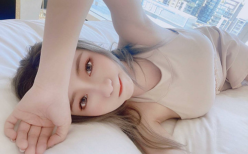 實況主子喵喵「趴床吸貓」 網：放開那隻貓讓我來