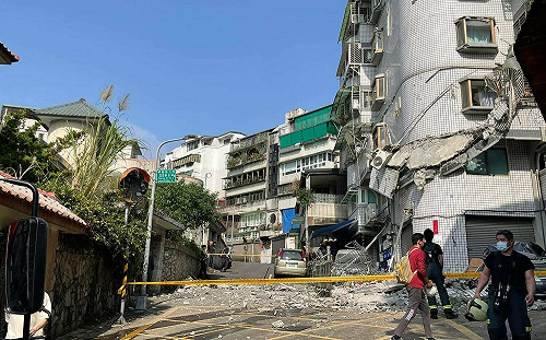 北市文山區「頂樓加蓋」磁磚崩塌壓爛車 趙怡翔：危老建築須盡快改善