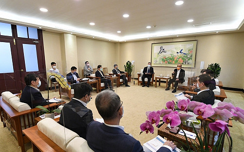 指揮中心：新冠疫苗效期本週起陸續屆期 將依感染性廢棄物銷毀