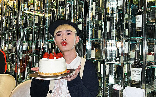 著作封面遭惡意刻「2字」！鍾明軒秒揪「錯字」回嗆：是多難寫