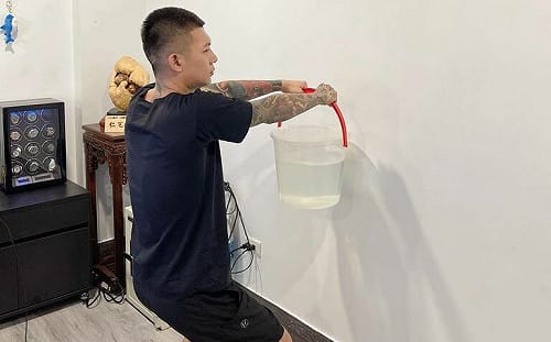 大義滅親！罰鳳梨半蹲舉水桶  鳳梨媽：處罰他當渣男