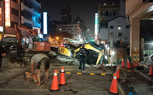 高市建築工地害路塌罰9萬  工務局24小時現場警戒