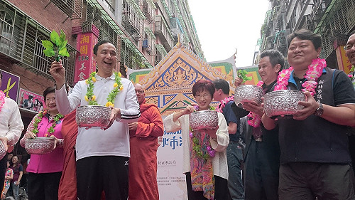 參加潑水節  洪秀柱：為國家未來祈福