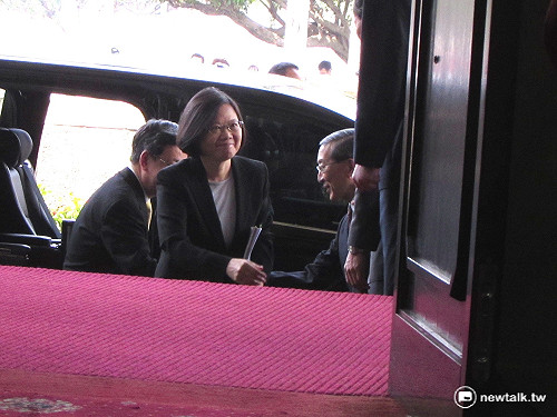 見追問何時表態沖之鳥 小英回：先照相