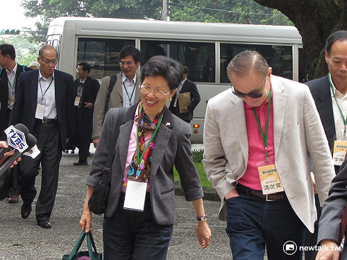 共識營主打年輕備彩色筆 閣員不打領帶出席