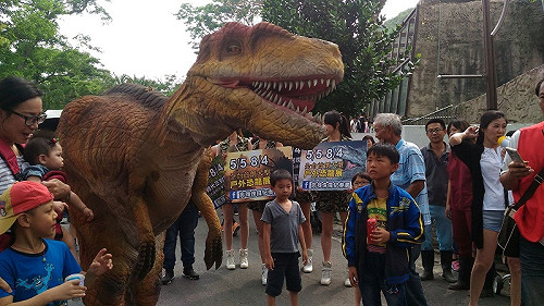 侏儸紀重現高雄 50多隻恐龍出沒都市叢林
