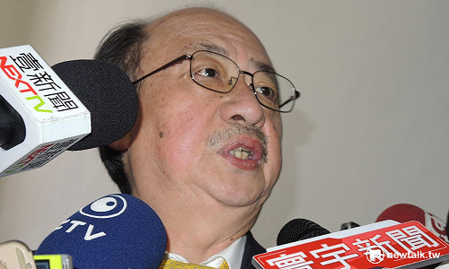 講到協商 柯建銘啪一聲把記者錄音筆拍到地上