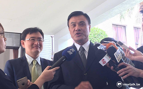 藍委霸佔主席台  院會被迫中斷提早休息