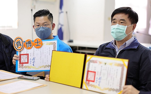 黃心華今日前往新北市黨部進行登記參選議員