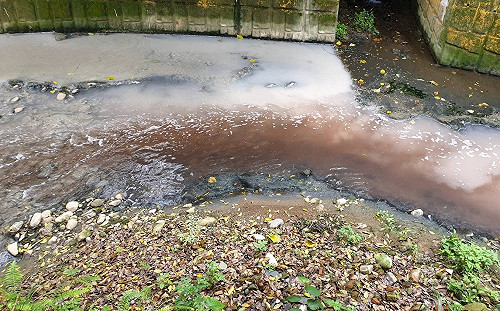 灰白廢水污染大漢溪 新北桃園聯手查出資源回收廠肇禍
