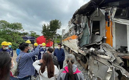 太魯閣號事故車廂找到18片遺骸兩顆牙齒 台鐵局長杜微坦承疏忽致歉