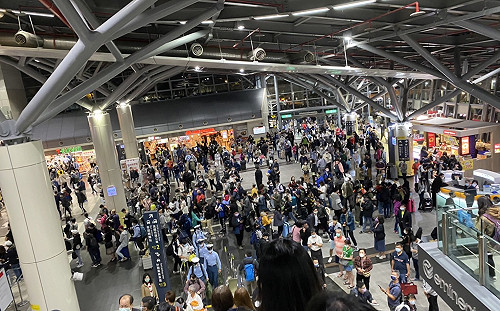 連假前夕高鐵停駛！車站擠滿人 蔡英文：降低對返鄉人潮及旅客影響
