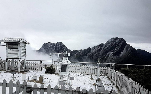 突降4月雪！玉山50分鐘化身銀白世界