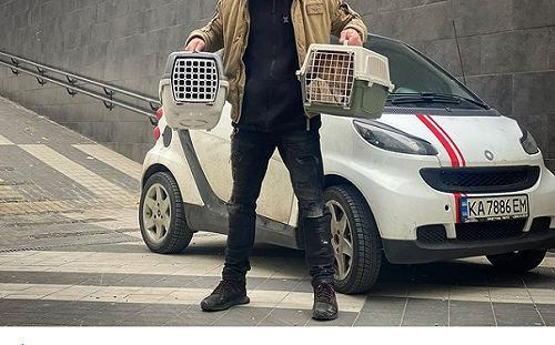 烏克蘭男星勇闖戰區火災大樓 一天搶救30隻小動物