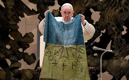 舉起烏克蘭國旗 教宗譴責「布查大屠殺」籲停止戰爭