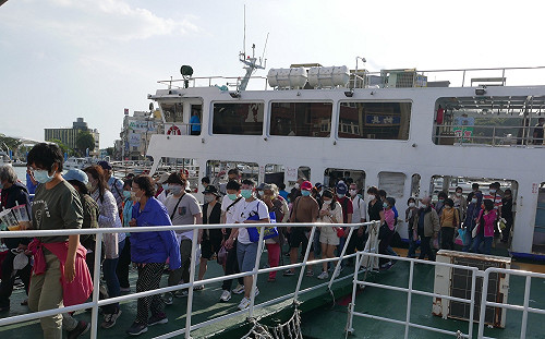 初一走春  南橫車多順暢、乘渡輪往旗津人數破萬