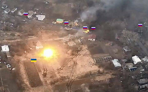 (影)一台烏克蘭坦克向整排俄羅斯裝甲車隊開火 一砲轟爆俄軍運兵車!