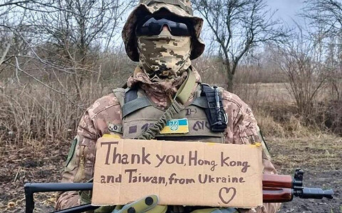 台募9.44億挺烏！烏克蘭士兵舉紙板謝謝台灣 台網友暖祝｢贏回和平｣