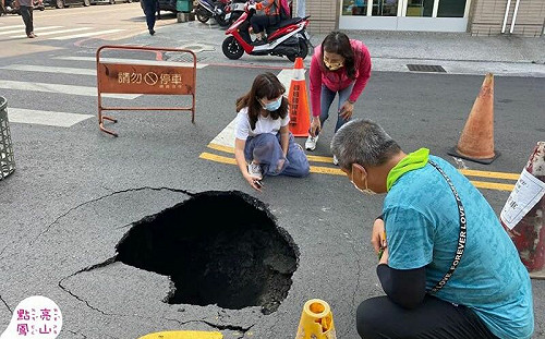 高雄又現天坑！鳳山路面塌陷2米深