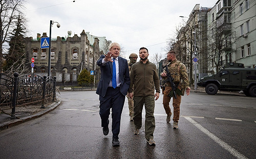 澤連斯基LOOK拆解！200元軍綠T穿出歷史地位